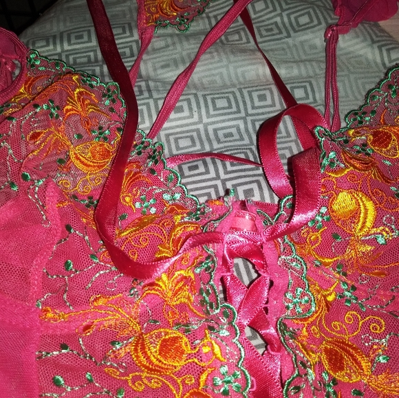 Lingerie - Picture 2 of 3